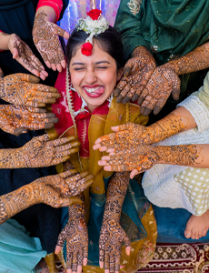 mehendi poses, muslim bride mehendi, bride with henna, funny mehendi poses, muslim wedding photographer in richmond town